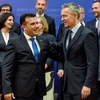 Tổng thư ký NATO Jens Stoltenberg (giữa, phải) và Thủ tướng CH Bắc Macedonia Zoran Zaev (khi chưa từ chức) ngày 3/6/2019. (Ảnh: AFP/TTXVN)