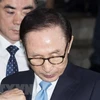 Cựu Tổng thống Hàn Quốc Lee Myung-bak (phía trước) rời Tòa án Quận trung tâm Seoul, ngày 15/3. (Nguồn: THX/ TTXVN)