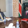 Tổng thống Nam Sudan Salva Kiir (phải) và thủ lĩnh phe đối lập Riek Machar (trái) tại cuộc gặp ở Juba ngày 9/9/2019. (Ảnh: AFP/TTXVN)