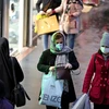 Người dân đeo khẩu trang để phòng tránh lây nhiễm COVID-19 tại Tehran, Iran, ngày 20/2/2020. (Ảnh: AFP/TTXVN)