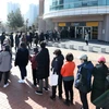 Người dân xếp hàng chờ mua khẩu trang tại Gyeongsan, một thành phố gần Daegu ở Bắc Gyeongsang. (Nguồn: koreajoongangdaily.joins.com)