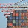 Hàng hóa xếp tại cảng ở Southampton, Anh. (Ảnh: AFP/TTXVN)