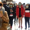 Người dân đeo khẩu trang để phòng tránh lây nhiễm COVID-19 tại Milan, Italy, ngày 24/2/2020. (Ảnh: THX/TTXVN)