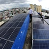 Hệ thống điện Mặt Trời áp mái được lắp đặt trên nóc trụ sở Công ty Điện lực Gò Vấp, Thành phố Hồ Chí Minh. (Ảnh: Ngọc Hà/TTXVN)