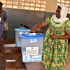 Cử tri Cameroon bỏ phiếu tại điểm bầu cử ở Yaounde ngày 9/2/2020. (Ảnh: THX/TTXVN)