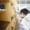 Phun khử trùng tại một trường học nhằm ngăn chặn sự lây lan của dịch COVID-19 tại tỉnh Hokkaido, Nhật Bản ngày 27/2/2020. (Ảnh: THX/TTXVN)