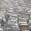 Các phương tiện di chuyển trên đường phố tại New Delhi, Ấn Độ. (Ảnh: AFP/TTXVN)