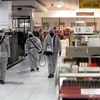 Nhân viên phun thuốc khử trùng tại một trung tâm thương mại ở Seoul, Hàn Quốc ngày 2/3/2020, nhằm ngăn chặn sự lây lan của COVID-19. (Ảnh: THX/TTXVN)