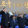 Tổng thống Hàn Quốc Moon Jae-in (trái) trong chuyến thăm Học viện Không quân Hàn Quốc ở Cheongju, cách thủ đô Seoul khoảng 130km về phía nam ngày 4/3. (Ảnh: YONHAP/TTXVN)