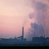 Khí thải phát ra từ một nhà máy thép ở Sofia, Bulgaria. (Ảnh: AFP/TTXVN)