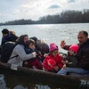 Người di cư từ Edirne vượt sông Meric để tới Hy Lạp ngày 1/3/2020. (Ảnh: THX/TTXVN)