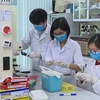 Các nhà khoa học Viện Công nghệ sinh học nghiên cứu bộ sinh phẩm chẩn đoán virus SARS-CoV-2. ( Nguồn: Viện Hàn lâm KH-CN Việt Nam)