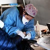 Trợ giúp y tế cho người dân tại trại tạm bên ngoài bệnh viện Cremona, miền Bắc Italy ngày 4/3/2020. (Ảnh: AFP/TTXVN)
