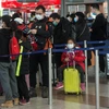 Hành khách đeo khẩu trang để phòng tránh lây nhiễm COVID-19 tại sân bay quốc tế Vaclav Havel ở Praha, CH Séc, ngày 27/1/2020. (Ảnh: AFP/TTXVN)
