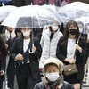 Người dân đeo khẩu trang phòng tránh COVID-19 tại Osaka, Nhật Bản. (Ảnh: Kyodo/TTXVN)