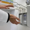 Rửa tay để phòng tránh lây nhiễm COVID-19 tại Stuttgart, miền nam nước Đức, ngày 2/3/2020. (Ảnh: AFP/TTXVN)