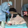 Nhân viên y tế điều trị cho bệnh nhân nhiễm COVID-19 tại khu cách ly của bệnh viện Brescia ở Lombardy, Italy ngày 13/3/2020. (Ảnh: AFP/TTXVN)