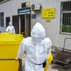 Công nhân môi trường vận chuyển các thùng chứa chất thải y tế tại một bệnh viện ở Vũ Hán, Trung Quốc ngày 2/3/2020. (Ảnh: THX/TTXVN)