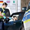 Cảnh sát Đức kiểm tra hành trình của lái xe tại Freilassing, miền Nam Đức, giáp giới Áo trong bối cảnh Berlin áp đặt lệnh kiểm soát biên giới nhằm ngăn chặn dịch COVID-19 lây lan, ngày 16/3/2020. (Ảnh: AFP/TTXVN)