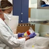 Kỹ thuật viên xét nghiệm các mẫu bệnh phẩm COVID-19 tại phòng thí nghiệm ở bệnh viện Ichilov, Tel Aviv, Israel, ngày 17/3/2020. (Ảnh: THX/TTXVN)