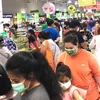 Người dân đổ xô đi mua hàng sau khi Chính quyền thủ đô Bangkok quyết định đóng cửa tất cả các trung tâm thương mại trừ siêu thị, cửa hàng thực phẩm và hiệu thuốc từ 22/3. (Ảnh: Ngọc Quang/TTXVN)