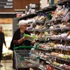 Người dân mua hàng hóa tại siêu thị ở Canberra, Australia ngày 17/3/2020, trong bối cảnh dịch COVID-19 lan rộng. (Ảnh: THX/TTXVN)