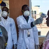 Đo thân nhiệt của hành khách nhằm ngăn chặn sự lây lan của dịch bệnh COVID-19 tại sân bay quốc tế ở Juba, Nam Sudan, ngày 31/1/2020. (Ảnh: AFP/TTXVN)