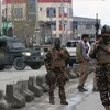 Cảnh sát gác gần đền thờ đạo Sikh - Hindu tại Kabul, Afghanistan,ngày 25/3/2020. (Ảnh: AFP/TTXVN)