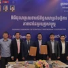 Lãnh đạo Công ty Viettel Cambodia (Metfone) thuộc Tập đoàn Viettel và Chi nhánh của Ngân hàng Quân đội (MB Cambodia) ký Bản ghi nhớ Hợp tác chiến lược. (Ảnh: Nguyễn Vũ Hùng/TTXVN)