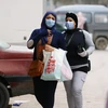 Người dân đeo khẩu trang nhằm ngăn chặn sự lây lan của dịch COVID-19 tại Cairo, Ai Cập. (Ảnh: THX/TTXVN)