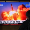 Người dân theo dõi thông tin về vụ phóng tên lửa của Triều Tiên qua màn hình vô tuyến tại một nhà ga ở Seoul, Hàn Quốc ngày 29/2/2020. (Ảnh: AFP/TTXVN)