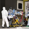 Nhân viên y tế chuyển bệnh nhân mắc COVID-19 tới một bệnh viện ở Dresden, Đức ngày 26/3/2020. (Ảnh: AFP/TTXVN)