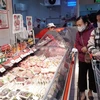 Người tiêu dùng mua thịt lợn tại siêu thị BigC. (Ảnh: Phương Anh/TTXVN)