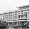 Xe tăng và bộ binh quân giải phóng chiếm phủ Tổng thống ngụy quyền Sài Gòn, trưa 30/4/1975. (Ảnh: Mai Hưởng/TTXVN)