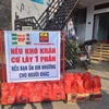 Một địa chỉ hỗ trợ nhu yếu phẩm cho người dân tại 217 Lê Duẩn, thành phố Buôn Ma Thuột, Đắk Lắk. (Ảnh: Hoài Thu/TTXVN)