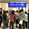 Nhiều người nước ngoài xếp hàng bên ngoài văn phòng Cục Di trú Thái Lan ở Bangkok để xin gia hạn thị thực nhập cảnh ngày 23/3. (Ảnh: Ngọc Quang/TTXVN)