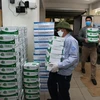 Hơn 20.000 sản phẩm sữa đã được Vinamilk gửi tặng đến các cán bộ, nhân viên, chuyên viên của Viện Vệ sinh dịch tễ Trung ương đang hàng ngày chiến đấu với dịch Covid-19. (Ảnh: PV/Vietnam+)