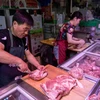 Một quầy bán thịt lợn tại chợ ở Bắc Kinh, Trung Quốc. (Ảnh: AFP/TTXVN)