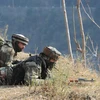 Binh sỹ Ấn Độ gác tại khu vực Gingal Uri, cách thủ phủ Srinagar, bang Jammu & Kashmir 90km về phía bắc, gần đường ranh giới kiểm soát (LoC) giữa Ấn Độ và Pakistan. (Ảnh: AFP/ TTXVN)