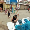 Lấy mẫu xét nghiệm virut SARS-CoV-2 cho người dân thôn Hạ Lôi, xã Mê Linh, huyện Mê Linh (Hà Nội). (Ảnh: Minh Quyết/TTXVN)