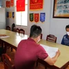 Lực lượng chức năng làm việc với đối tượng Nguyễn Văn Hải. (Ảnh: TTXVN)