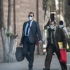 Người dân đeo khẩu trang phòng lây nhiễm COVID-19 tại Cairo, Ai Cập ngày 7/4/2020. (Ảnh: THX/TTXVN)