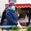 Người dân đeo khẩu trang nhằm ngăn chặn sự lây lan của dịch COVID-19 tại Leipzig, Đức ngày 4/4/2020. (Ảnh: THX/TTXVN)