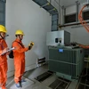 Công nhân công ty Điện lực Bắc Từ Liêm, Hà Nội, kiểm tra kỹ thuật các trạm biến áp. (Ảnh: Ngọc Hà/TTXVN)