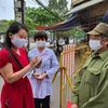 Tại Nam Định, người dân khi vào chợ dân sinh bắt buộc phải khai báo thông tin tên tuổi, địa chỉ. (Ảnh: Công Luật/TTXVN)