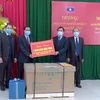 Lãnh đạo tỉnh Thanh Hóa trao các trang thiết bị trong phòng, phống dịch COVID-19 cho tỉnh Hủa Phăn. (Ảnh: Nguyễn Nam/TTXVN)