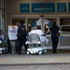 Nhân viên y tế chuyển bệnh nhân tới phòng cấp cứu tại trung tâm y tế Maimonides ở Brooklyn, New York, Mỹ ngày 8/4/2020. (Ảnh: THX/TTXVN)