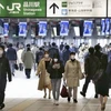 Người dân đeo khẩu trang nhằm ngăn chặn sự lây lan của dịch COVID-19 tại một nhà ga ở Tokyo, Nhật Bản ngày 14/4/2020. (Ảnh: Kyodo/TTXVN)