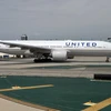 Máy bay của hãng hàng không United Airlines tại sân bay quốc tế Los Angeles, Mỹ. (Ảnh: AFP/TTXVN)