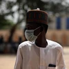 Một người dân Nigeria đeo khẩu trang phòng dịch COVID-19 tại Abuja. (Ảnh: AFP/TTXVN)